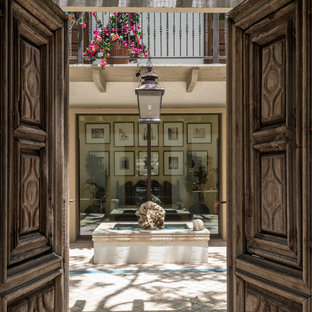 Immagine di un ampio patio o portico boho chic