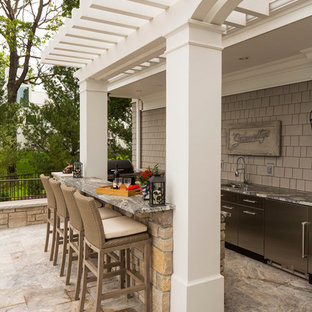 Immagine di un grande patio o portico chic dietro casa con una pergola