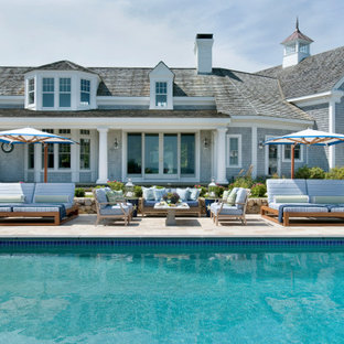 Foto di un grande patio o portico stile marinaro dietro casa con piastrelle e una pergola