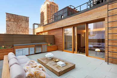 Пример оригинального дизайна: большой двор на заднем дворе в стиле модернизм с летней кухней и мощением тротуарной плиткой без защиты от солнца
