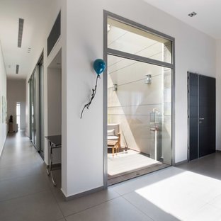 Immagine di un patio o portico moderno