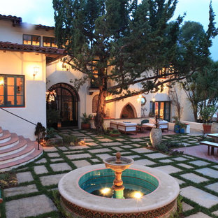 Modelo de patio mediterráneo con fuente