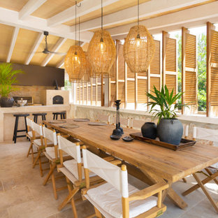 Modelo de patio mediterráneo, grande, en patio trasero y anexo de casas, con cocina exterior y suelo de baldosas