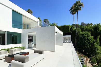 ロサンゼルスにあるラグジュアリーな巨大なコンテンポラリースタイルのおしゃれな裏庭のテラス (ファイヤーピット、コンクリート板舗装	、日よけなし) の写真