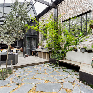 Idee per un grande patio o portico industriale in cortile con pedane