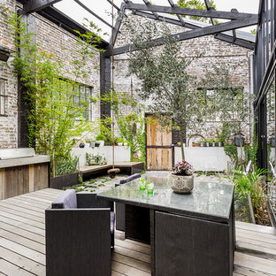Immagine di un grande patio o portico industriale in cortile con pedane