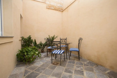 Foto de patio ecléctico pequeño en patio trasero con adoquines de piedra natural