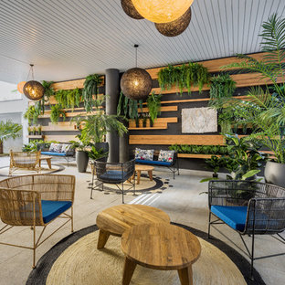 Imagen de patio actual, grande, en anexo de casas, con jardín de macetas y adoquines de hormigón