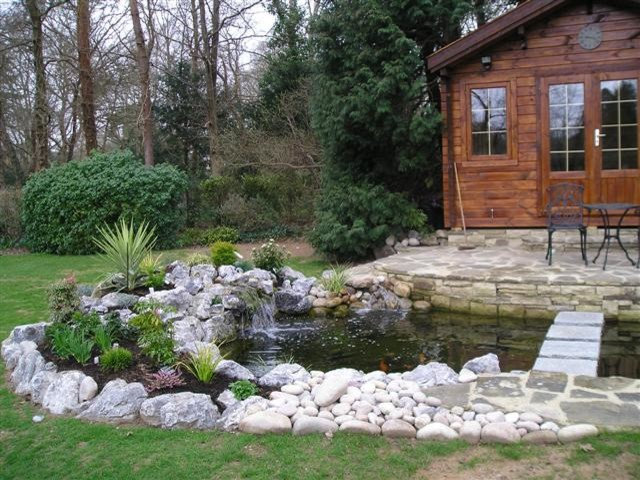 Traditional Garden by Aquajoy Water Gardens Ltd