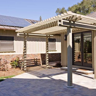 Immagine di un patio o portico boho chic di medie dimensioni e dietro casa con pavimentazioni in cemento e una pergola