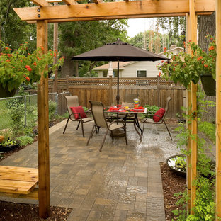 Foto di un patio o portico tradizionale nel cortile laterale con una pergola e fontane