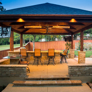 Ispirazione per un grande patio o portico american style dietro casa con lastre di cemento e un gazebo o capanno