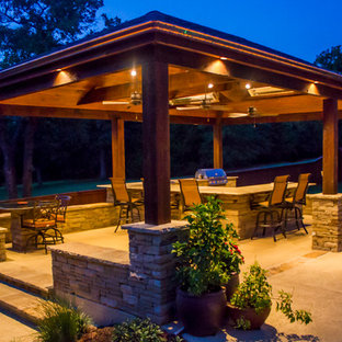 Ispirazione per un grande patio o portico stile americano dietro casa con lastre di cemento e un gazebo o capanno