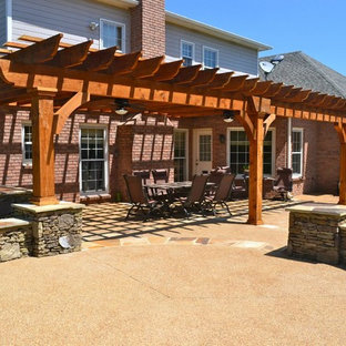 Idee per un patio o portico tradizionale di medie dimensioni e dietro casa con graniglia di granito e una pergola