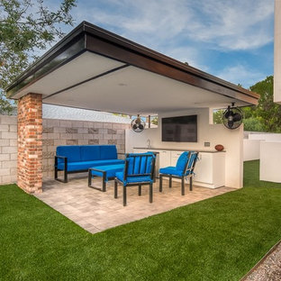 Esempio di un patio o portico moderno di medie dimensioni e dietro casa con pavimentazioni in cemento e un gazebo o capanno