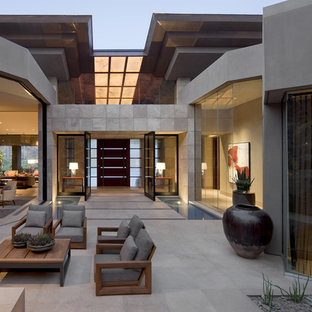 Immagine di un patio o portico american style in cortile con fontane
