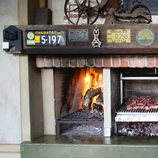 Foto de patio tradicional, en patio y anexo de casas, con cocina exterior y suelo de baldosas