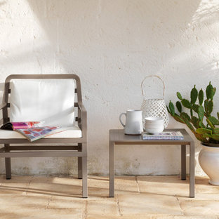 Immagine di un piccolo patio o portico design dietro casa