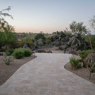 Cette photo montre une terrasse arrière sud-ouest américain avec des pavés en béton et un gazebo ou pavillon.