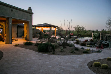 Diseño de patio de estilo americano grande en patio trasero con brasero, adoquines de hormigón y cenador