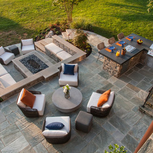 Idee per un patio o portico minimalista di medie dimensioni e dietro casa con cemento stampato e nessuna copertura