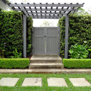 Ispirazione per un patio o portico country di medie dimensioni e in cortile con ghiaia e una pergola