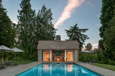 Foto de patio clásico grande en patio trasero con chimenea, losas de hormigón y cenador