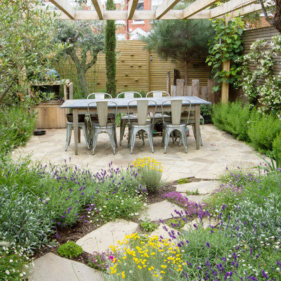 Patio vertical garden - mid-sized country backyard concrete paver patio vertical garden idea in Berkshire