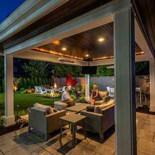 Foto di un patio o portico etnico di medie dimensioni e dietro casa con pavimentazioni in pietra naturale e un gazebo o capanno