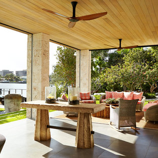 Foto di un grande patio o portico etnico dietro casa con pavimentazioni in pietra naturale e un tetto a sbalzo