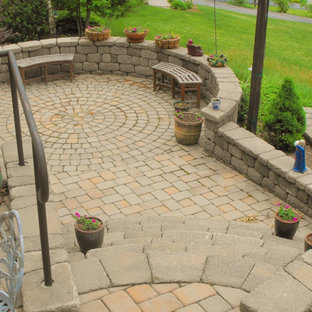 Foto di un patio o portico etnico di medie dimensioni e davanti casa con pavimentazioni in cemento