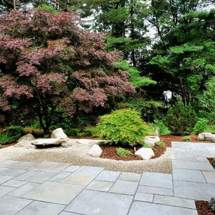 Ispirazione per un patio o portico etnico di medie dimensioni e nel cortile laterale con pavimentazioni in pietra naturale e nessuna copertura