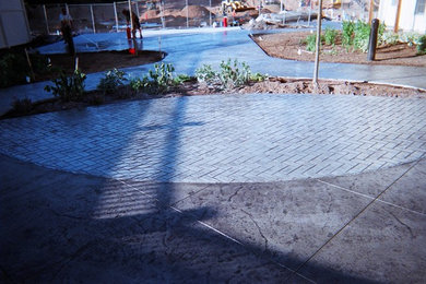 広いおしゃれな中庭のテラス (スタンプコンクリート舗装、日よけなし) の写真