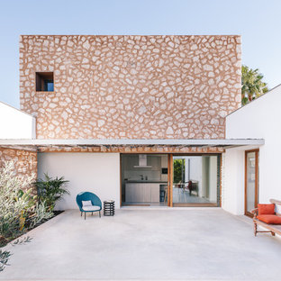 Imagen de patio mediterráneo, de tamaño medio, en patio trasero, con pérgola