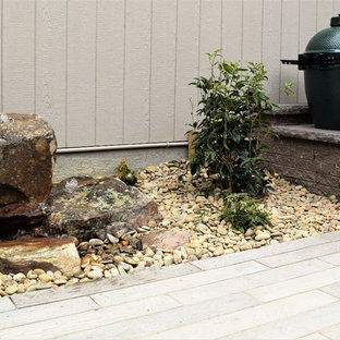 Idee per un piccolo patio o portico rustico in cortile con fontane, pavimentazioni in cemento e nessuna copertura