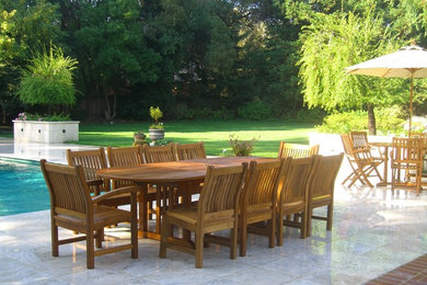 Foto de patio clásico de tamaño medio sin cubierta en patio trasero con suelo de baldosas
