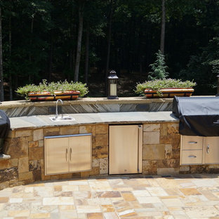 Idee per un ampio patio o portico stile rurale dietro casa con pavimentazioni in pietra naturale e nessuna copertura