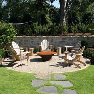 Foto di un patio o portico eclettico di medie dimensioni e dietro casa con un focolare, ghiaia e nessuna copertura