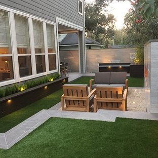Immagine di un piccolo patio o portico minimal dietro casa con nessuna copertura, fontane e graniglia di granito