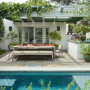 Immagine di un patio o portico mediterraneo di medie dimensioni e dietro casa con una pergola e pavimentazioni in cemento