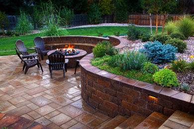 Modelo de patio clásico renovado de tamaño medio sin cubierta en patio trasero con brasero y adoquines de piedra natural