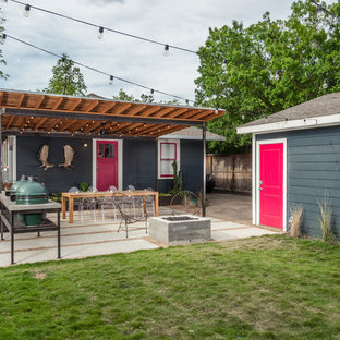 Ispirazione per un patio o portico design dietro casa con pavimentazioni in cemento e una pergola