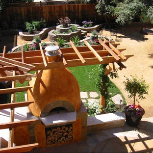 Esempio di un grande patio o portico mediterraneo dietro casa con graniglia di granito