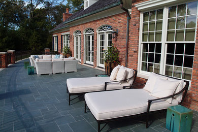 Foto de patio moderno grande sin cubierta en patio trasero con brasero y suelo de baldosas