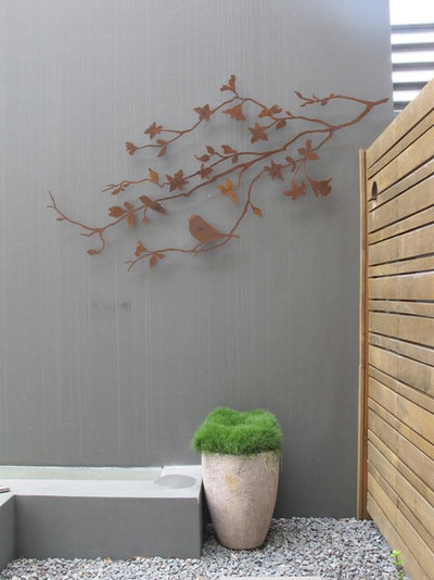 Modern Patio by Entanglements