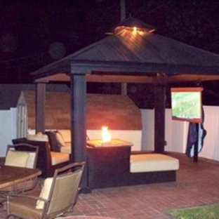 Foto di un ampio patio o portico moderno dietro casa con un focolare, pavimentazioni in mattoni e un gazebo o capanno