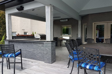 Großer, Überdachter Klassischer Patio hinter dem Haus mit Outdoor-Küche und Betonboden in Toronto