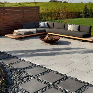 Idee per un patio o portico bohémian dietro casa con pavimentazioni in cemento
