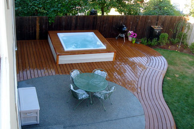 Modelo de patio tradicional renovado sin cubierta en patio trasero con fuente y entablado