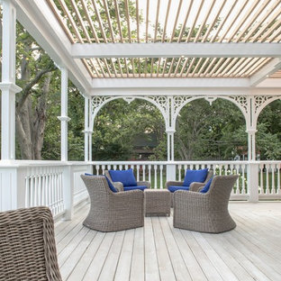 Ispirazione per un grande patio o portico scandinavo dietro casa con pedane e una pergola